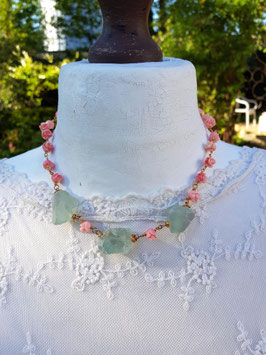 Collier mit grünem Fluorit & Röschen aus Engelskoralle