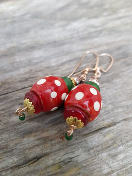 Märchen-Ohrringe *LITTLE RED RIDING HOOD* mit bemalten Holzperlen & roten und grünen Glasperlen, vergoldet