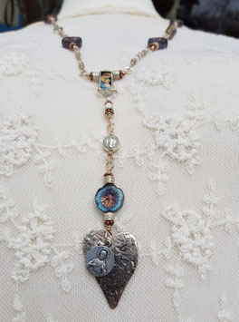 Gesegneter Unikat-Rosenkranz *GREY LAGOON* versilbert, mit grauem Labradorit, feuerpolierten, blaugrauen Kristallglasblüten und einer antiken Jesus Christus- Pilgermedaille am 800er Silberherz