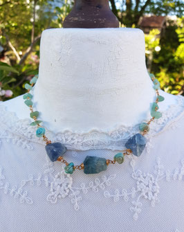 Collier mit blauem Fluorit, Aventurin & Howlith-Röschen