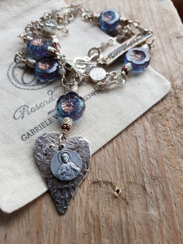 Gesegneter Unikat-Rosenkranz *GREY LAGOON* versilbert, mit grauem Labradorit, feuerpolierten, blaugrauen Kristallglasblüten und einer antiken Jesus Christus- Pilgermedaille am 800er Silberherz