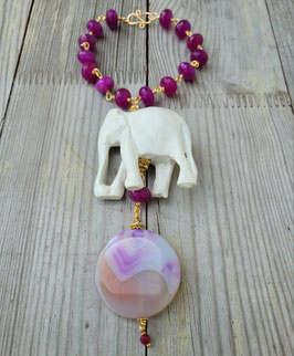 MAGIC ELEPHANT Glücksbringer *PLENITUDE* mit handgeschnitztem Holz- Elefant, Achat-Münze & facettierten Jadeperlen - vergoldet