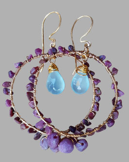 Ohrringe *A DROP OF HOPE*-  Traumhafte Rubin-Creolen mit echten, rohen Rubinen und einem fein facettierten, himmelblauen Chalcedon-Briolette-Tropfen