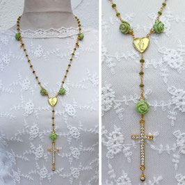 Gesegneter Rosenkranz *MOSS ROSE* mit Jade & Howlithrosen, vergoldet