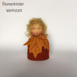 Ahornblatt Kegelpuppe blond