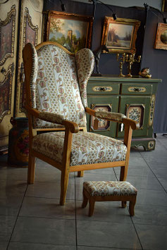 Masívny drevený ušiak s podnožníkom