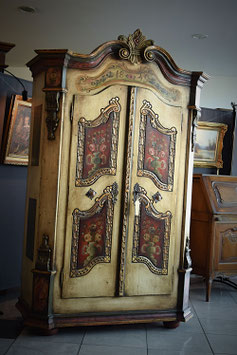 Masívna starožitná maľovaná skriňa