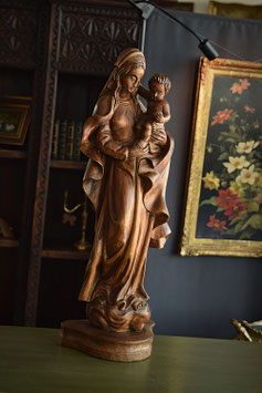 Nádherná socha Madony s dieťaťom
