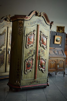 Masívna starožitná maľovaná skriňa