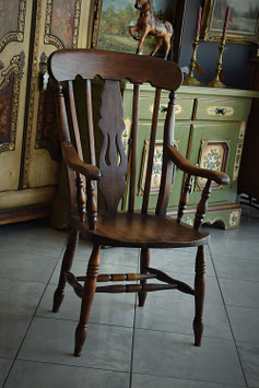 Masívne starožitné kreslo