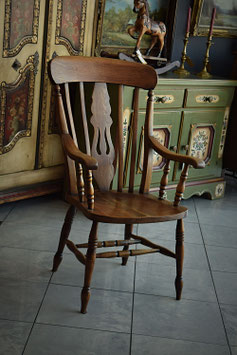 Masívne starožitné kreslo