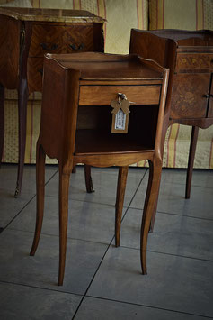 Nádherný starý telefónny stolík