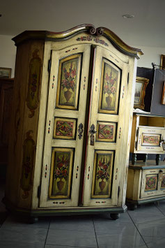 Nádherná maľovaná skriňa z masívu