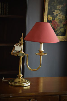 Krásna masíva stolová lampa