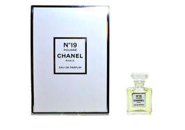 Chanel - N° 19 Poudré N