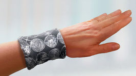 elegante Armbandtasche 9.5 schwarz mit Applikationen silber