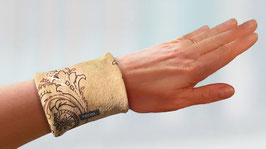 schicke Armbandtasche 9.5 im hellbraunen Leder-Look mit Muster und leichtem Glitzer
