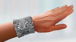 kleine Armbandtasche 6.5 Paisley Muster schwarz weiß