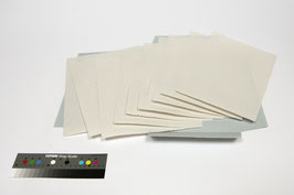 10 Bogen handgeschöpftes Papier aus Baumwolle, Hanf und Abaka, offwhite-meliert, DIN A4, in einer Mappe