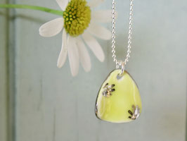 Pendentif Pétale jaune et argent en porcelaine sur une chaine boule en argent