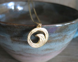 Pendentif Vague doré à l'or fin 24 carats, sur chaine