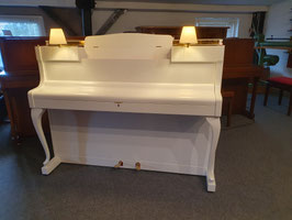 Schimmel Stilklavier, Weiss matt, Lampenschimmel