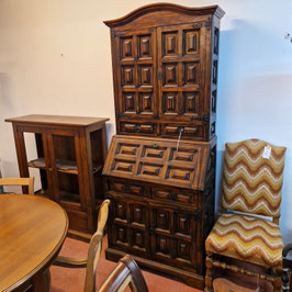 Credenza con alzata e ribalta bugnata 4 ante e 3 cassetti rovere.