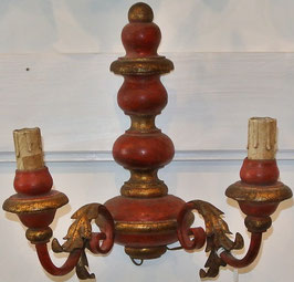 Applique a 2 luci, in legno tornito, oro antico e rosso.