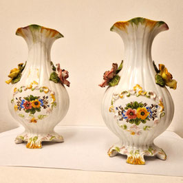 Coppia di vasetti in porcellana con fiorellini.