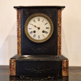 Orologio, in marmo nero con inserti in marmo rosso.