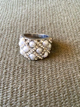 Bague argentée avec perles nacrées et strass – diamètre 15 mm