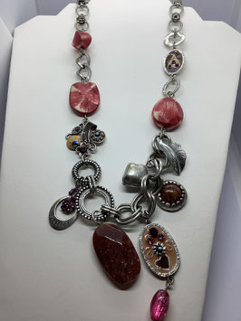 Collier hippie chic argenté – avec breloque rouge-rosé