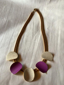 Collier ras-du-cou vintage – finition dorée & pétales mauve années 70