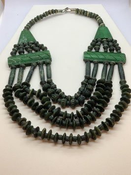 Collier ethnique en bois – vert sapin