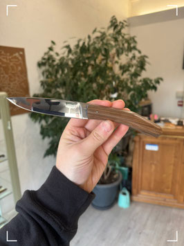 Couteau de table avec manche en noyer
