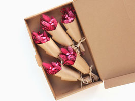 Škatlica s suhim cvetjem - mini šopki v škrlatnih tonih