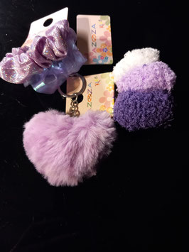 Geschenksetje meisjes : 1 sleutelhanger hartje in pluche + 3  fluffy haarscrunches + 2 shiny haarbanden in lila kleurtinten