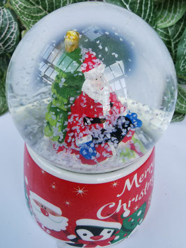 Sneeuwbol met kerstman en spar met ledverlichting(batterij inbegrepen) op rode sokkel Ø6.5cm x9.5cmH
