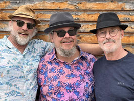 3 MANN MIT HUT