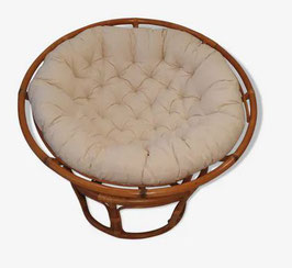 Loveuse fauteuil pivotant en rotin et coussin lin vintage