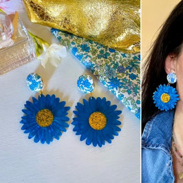 Boucles d'oreilles "Paloma" - Tissu Liberty Fruit Punch et un pendant marguerite bleue et dorée en résine - oreilles percées