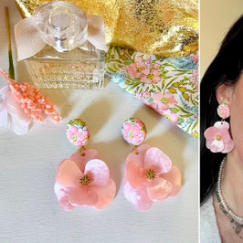 Boucles d'oreilles "Grace" - tissu Liberty Swirling Petals, et un pendant fleur rose et dorée en résine - oreilles percées