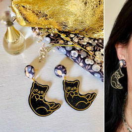 Boucles d'oreilles "Mina" - Liberty Wiltshire et un pendant chat noir pailleté et doré en résine - oreilles percées