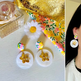 Boucles d'oreilles "Flora" - tissu Liberty Wiltshire, un pendant en nacre et une fleur dorée inoxydable - oreilles percées