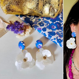 Boucles d'oreilles "Grace" - Tissu Liberty Betsy bleu et un pendant fleur blanche et dorée en résine - oreilles percées
