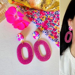 Boucles d'oreilles "Gala" - Tissu Liberty Wiltshire et un pendant rose pailleté en résine - oreilles percées