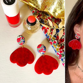Boucles d'oreilles "Milla" - Tissu Liberty Poppy Forest et un pendant rouge grenat en résine - oreilles percées