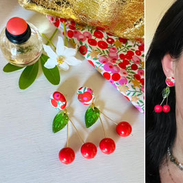 Boucles d'oreilles "Cherry" - Liberty Wiltshire et un pendant Cerise en résine et feuille en verre - oreilles percées