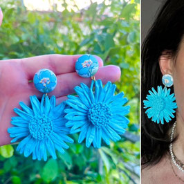 Boucles d'oreilles "Marguerite" - Tissu Liberty of London Mrs Stoneley et un pendant fleur bleue en raphia - oreilles percées