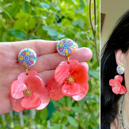 Boucles d'oreilles "Grace" - Tissu Liberty Phoebe Amelia et un pendant fleur corail et dorée en résine - oreilles percées